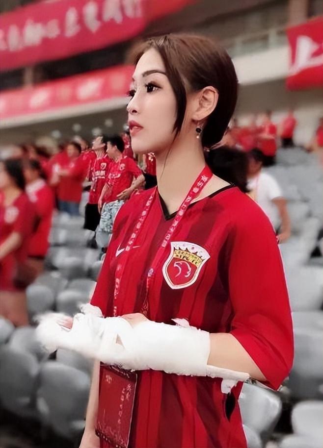 法国羽毛球队爆冷泰国羽毛球队，辛杜三分雨点燃全场