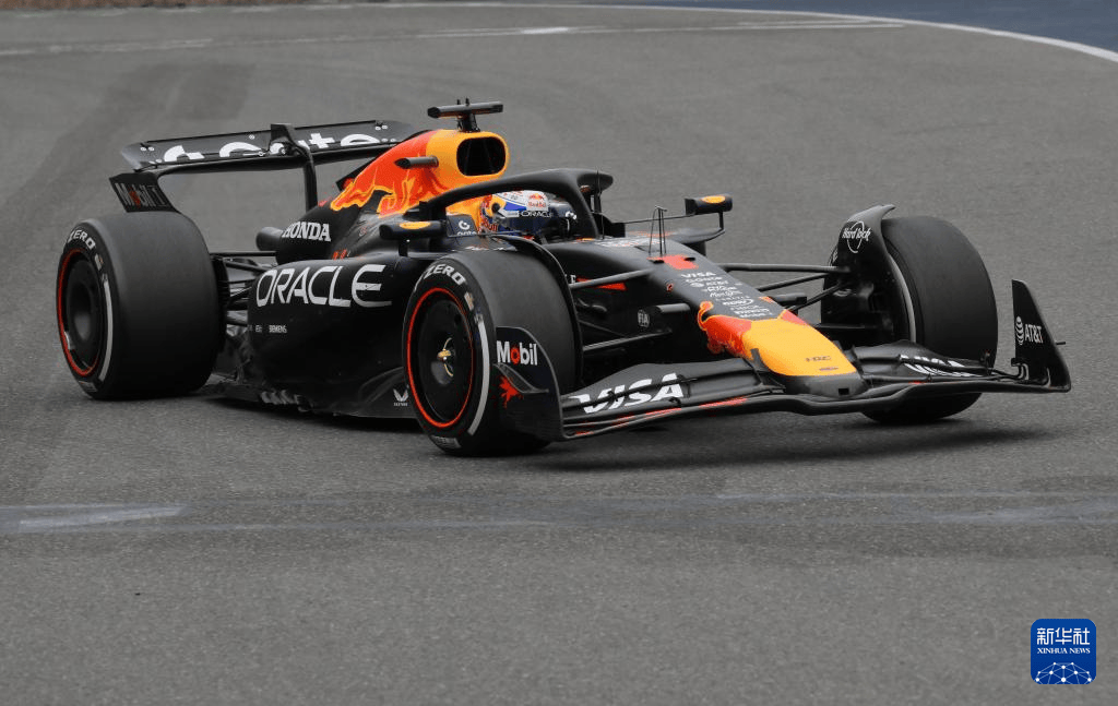 红牛车队绝杀梅赛德斯,塞恩斯扛起全队 红牛车队绝杀梅赛德斯,塞恩斯扛起全队