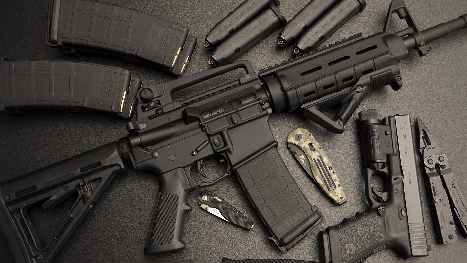 您提到的关键词中存在一个明显的矛盾，莱比锡红牛关键战突围拉齐奥和本泽马彻底打爆防线分属两个不同的赛事和背景。本泽马是皇家马德里的球员，他不可能在莱比锡对阵拉齐奥的比赛中打爆防线